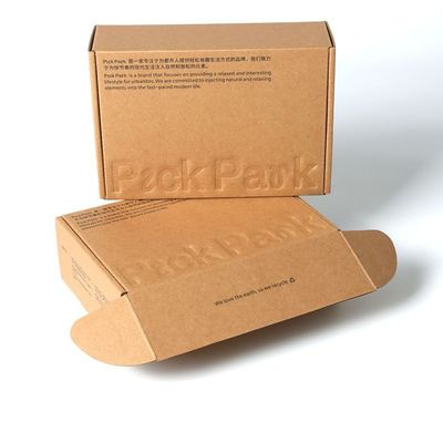 CMYK Brown Kraft Paper Box Clothing Mailer Shipping Packaging With Embossed Text (Комплекты из бумажной коробки для одежды и рассылки)
